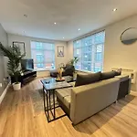Modern Two Bedroom Apartment Birmingham City Centre - 2 Bathrooms - Sleeps 6 Guests - Free Underground Parking - Fast Speed Internet