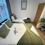 Modern Two Bedroom Apartment Birmingham City Centre - 2 Bathrooms - Sleeps 6 Guests - Free Underground Parking - Fast Speed Internet