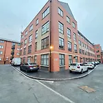 Modern Two Bedroom Apartment Birmingham City Centre - 2 Bathrooms - Sleeps 6 Guests - Free Underground Parking - Fast Speed Internet