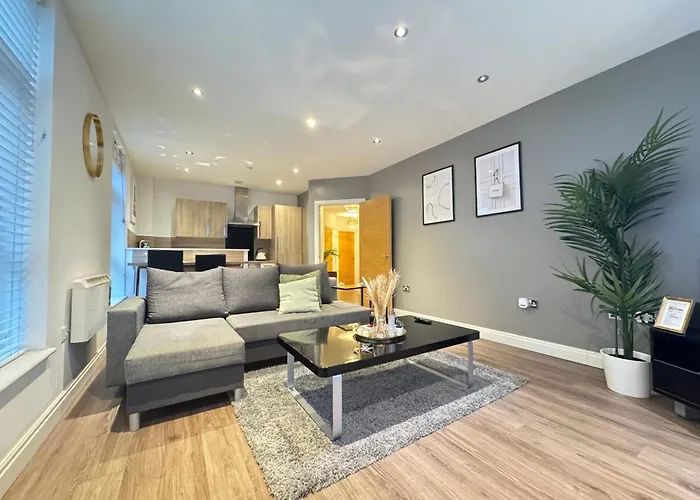 Modern Two Bedroom Apartment Birmingham City Centre - 2 Bathrooms - Sleeps 6 Guests - Free Underground Parking - Fast Speed Internet