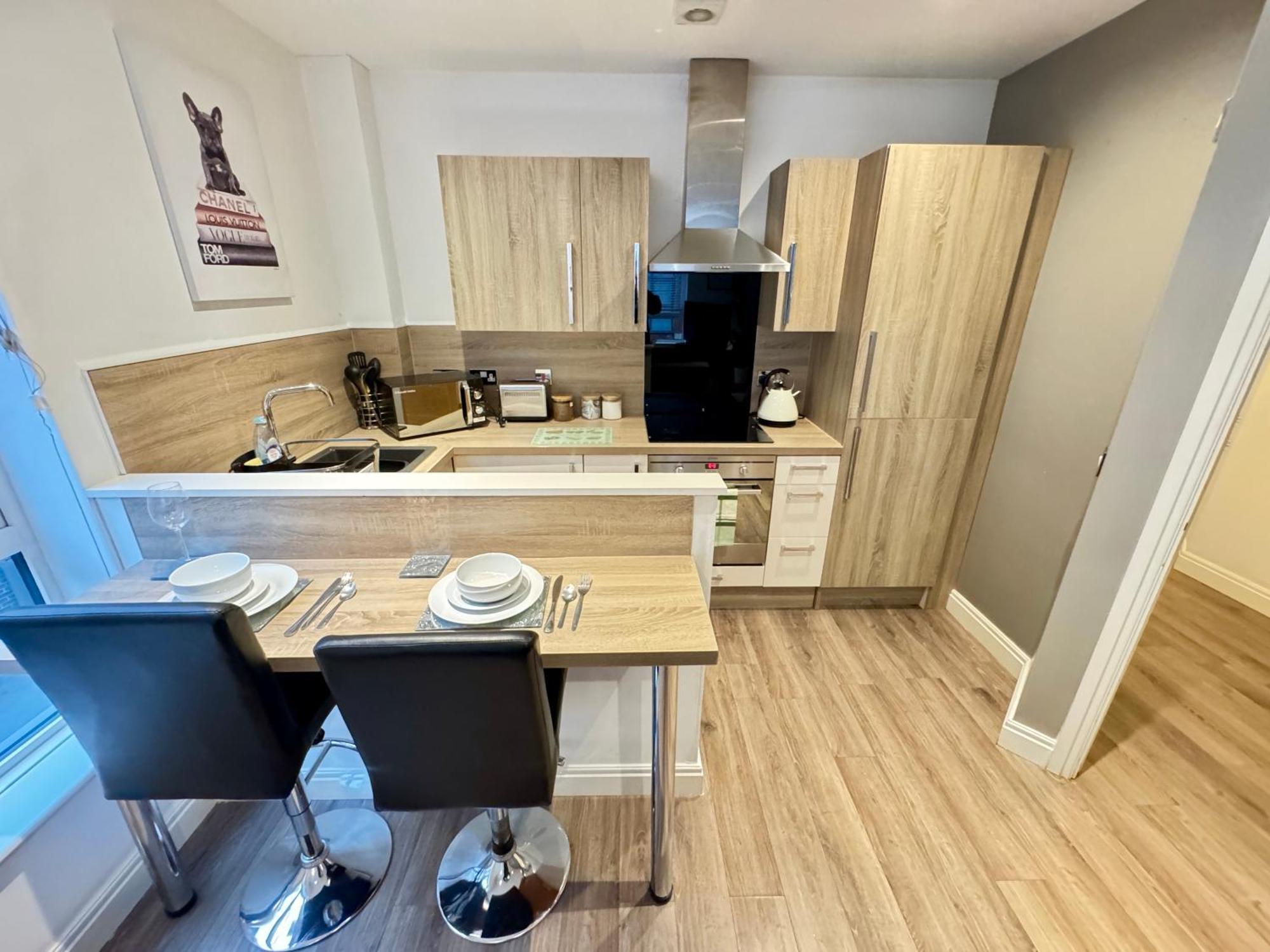 Modern Two Bedroom Centre - 2 Bathrooms - Sleeps 6 Guests - Free Underground Parking - Fast Speed Internet *