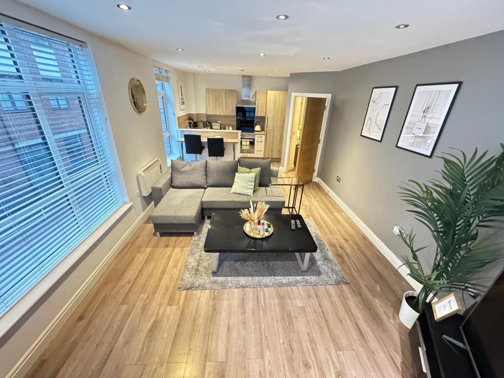 Modern Two Bedroom Centre - 2 Bathrooms - Sleeps 6 Guests - Free Underground Parking - Fast Speed Internet Apartment