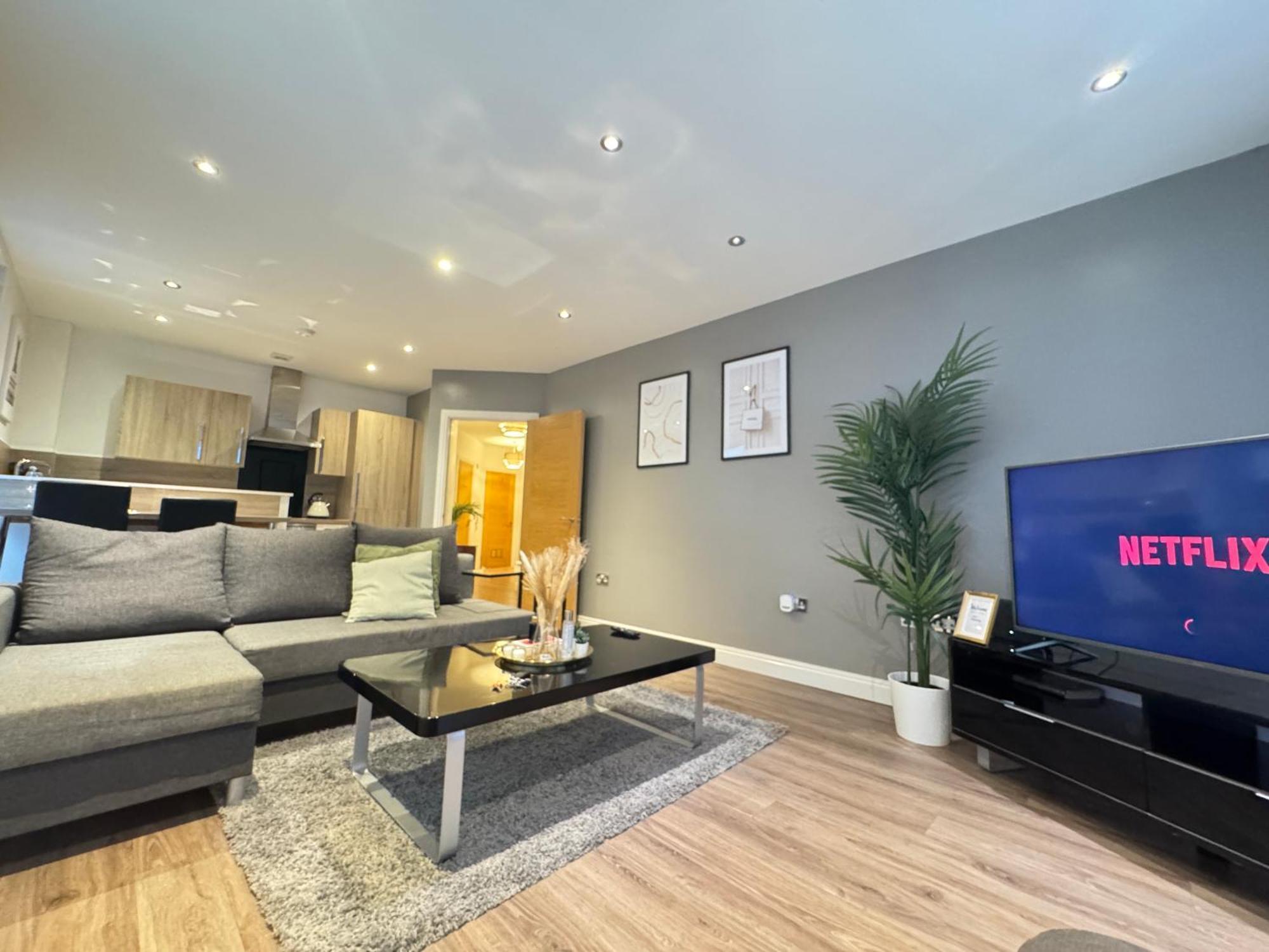 Apartment Modern Two Bedroom Centre - 2 Bathrooms - Sleeps 6 Guests - Free Underground Parking - Fast Speed Internet *