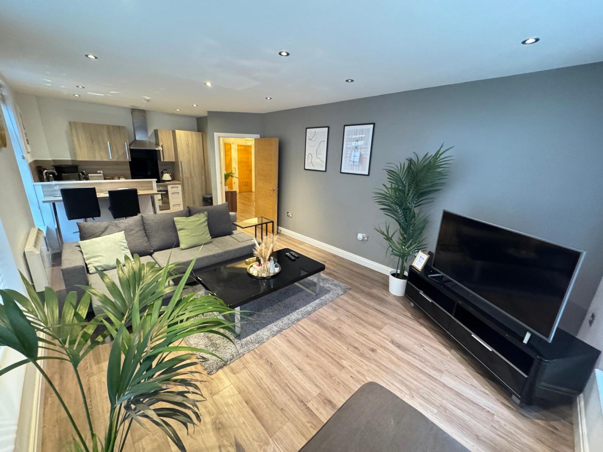 Modern Two Bedroom Centre - 2 Bathrooms - Sleeps 6 Guests - Free Underground Parking - Fast Speed Internet Apartment Birmingham