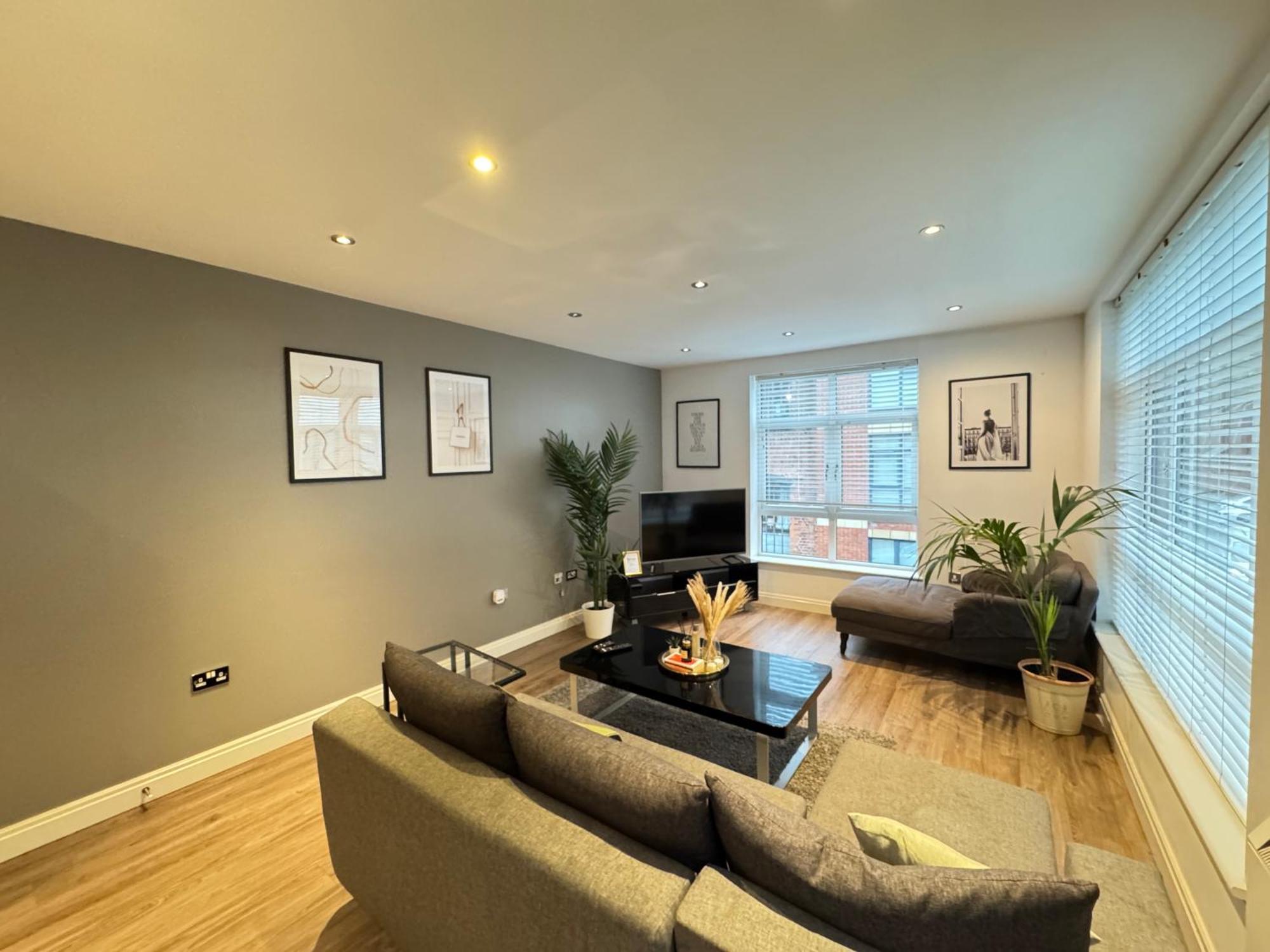 Modern Two Bedroom Centre - 2 Bathrooms - Sleeps 6 Guests - Free Underground Parking - Fast Speed Internet Apartment Birmingham
