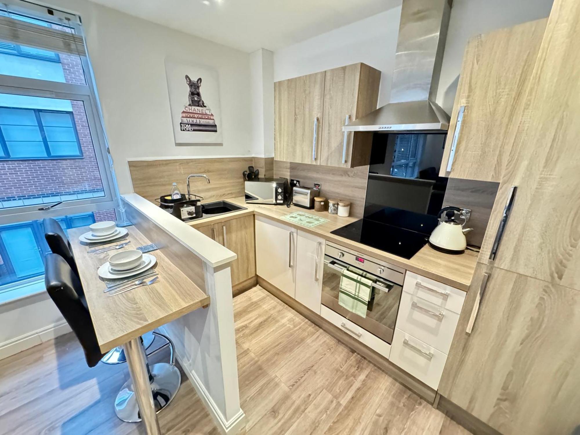 Modern Two Bedroom Centre - 2 Bathrooms - Sleeps 6 Guests - Free Underground Parking - Fast Speed Internet Apartment Birmingham