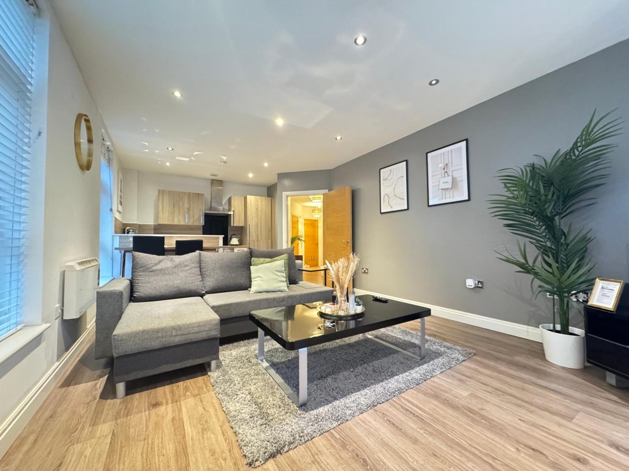 Modern Two Bedroom Centre - 2 Bathrooms - Sleeps 6 Guests - Free Underground Parking - Fast Speed Internet Apartment