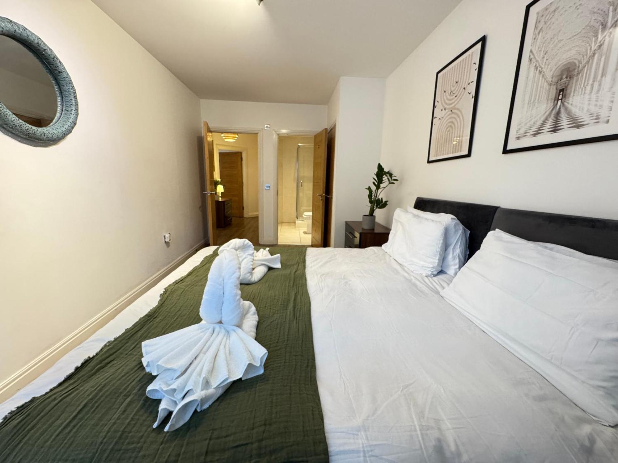 Modern Two Bedroom Centre - 2 Bathrooms - Sleeps 6 Guests - Free Underground Parking - Fast Speed Internet *