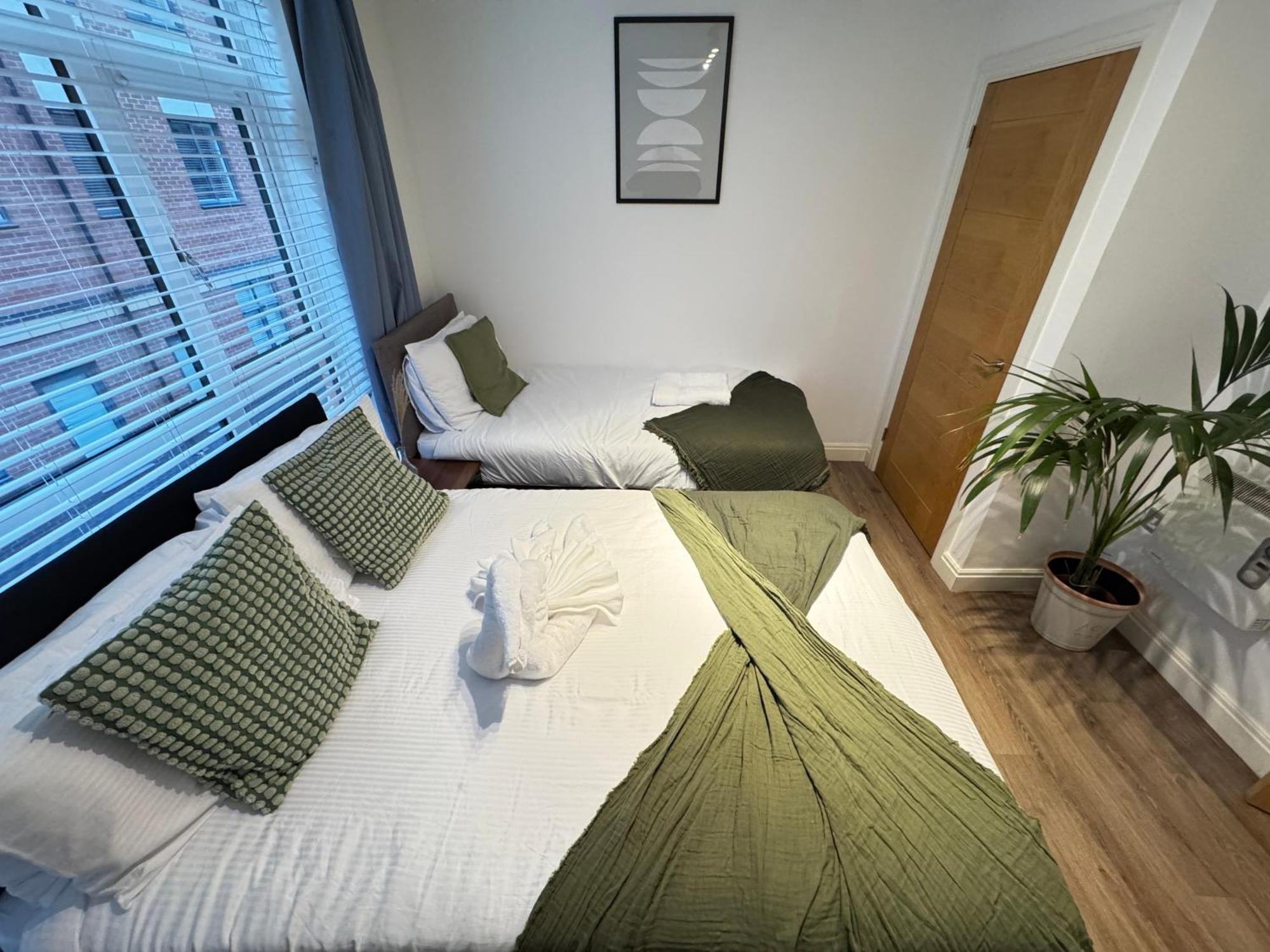 Modern Two Bedroom Centre - 2 Bathrooms - Sleeps 6 Guests - Free Underground Parking - Fast Speed Internet *