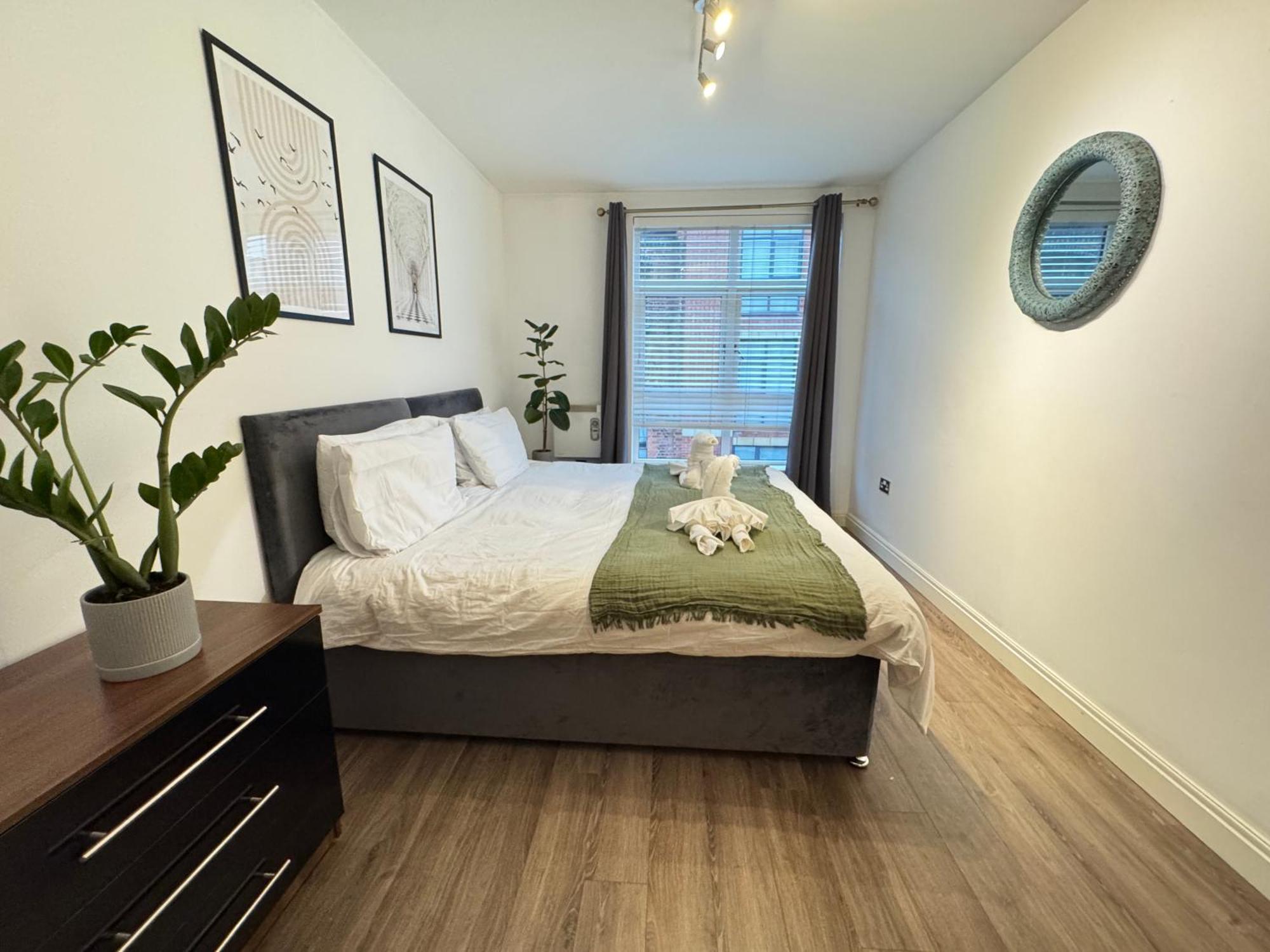 Modern Two Bedroom Centre - 2 Bathrooms - Sleeps 6 Guests - Free Underground Parking - Fast Speed Internet Apartment