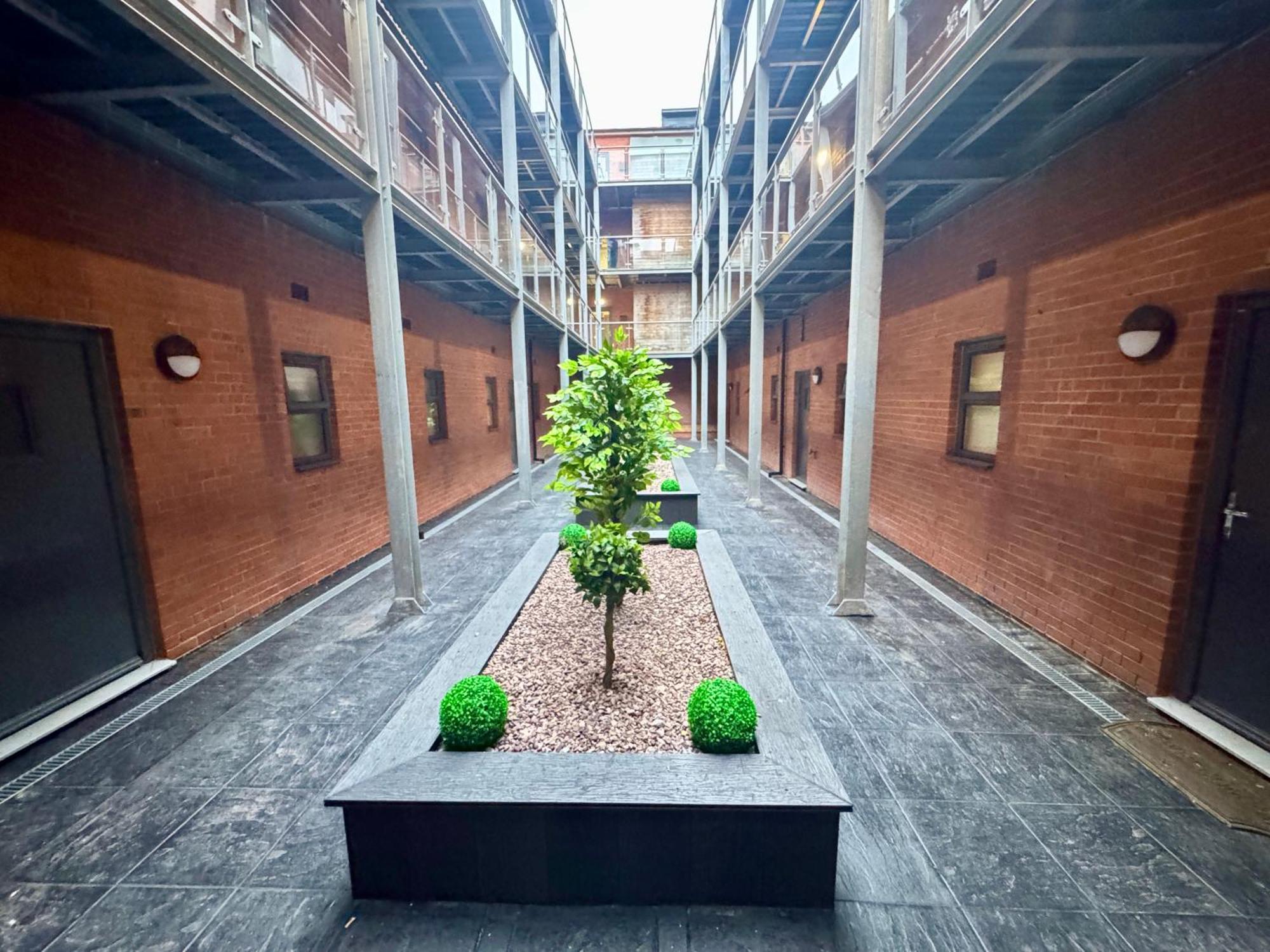 Apartment Modern Two Bedroom Centre - 2 Bathrooms - Sleeps 6 Guests - Free Underground Parking - Fast Speed Internet