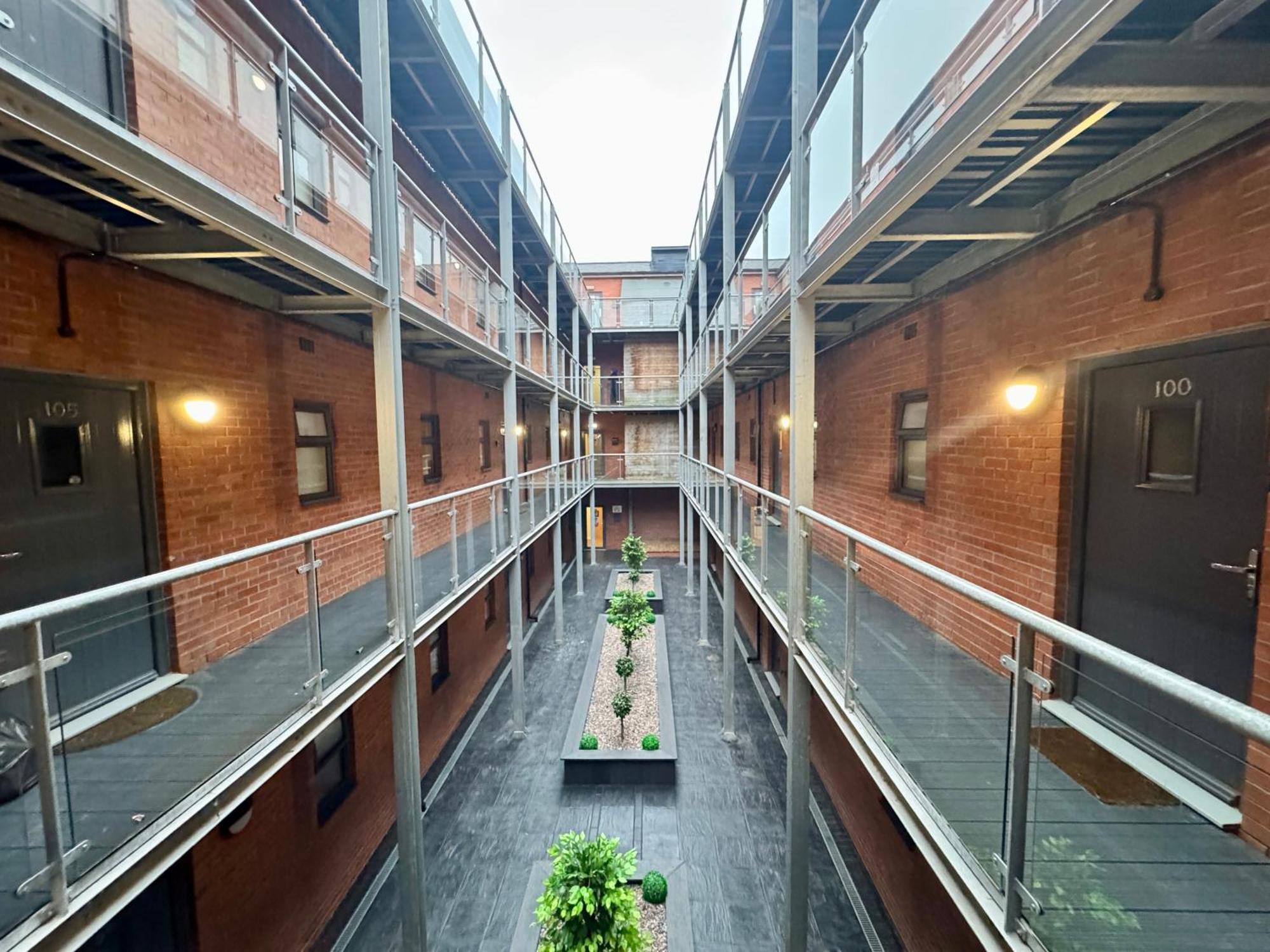 Modern Two Bedroom Centre - 2 Bathrooms - Sleeps 6 Guests - Free Underground Parking - Fast Speed Internet Apartment *