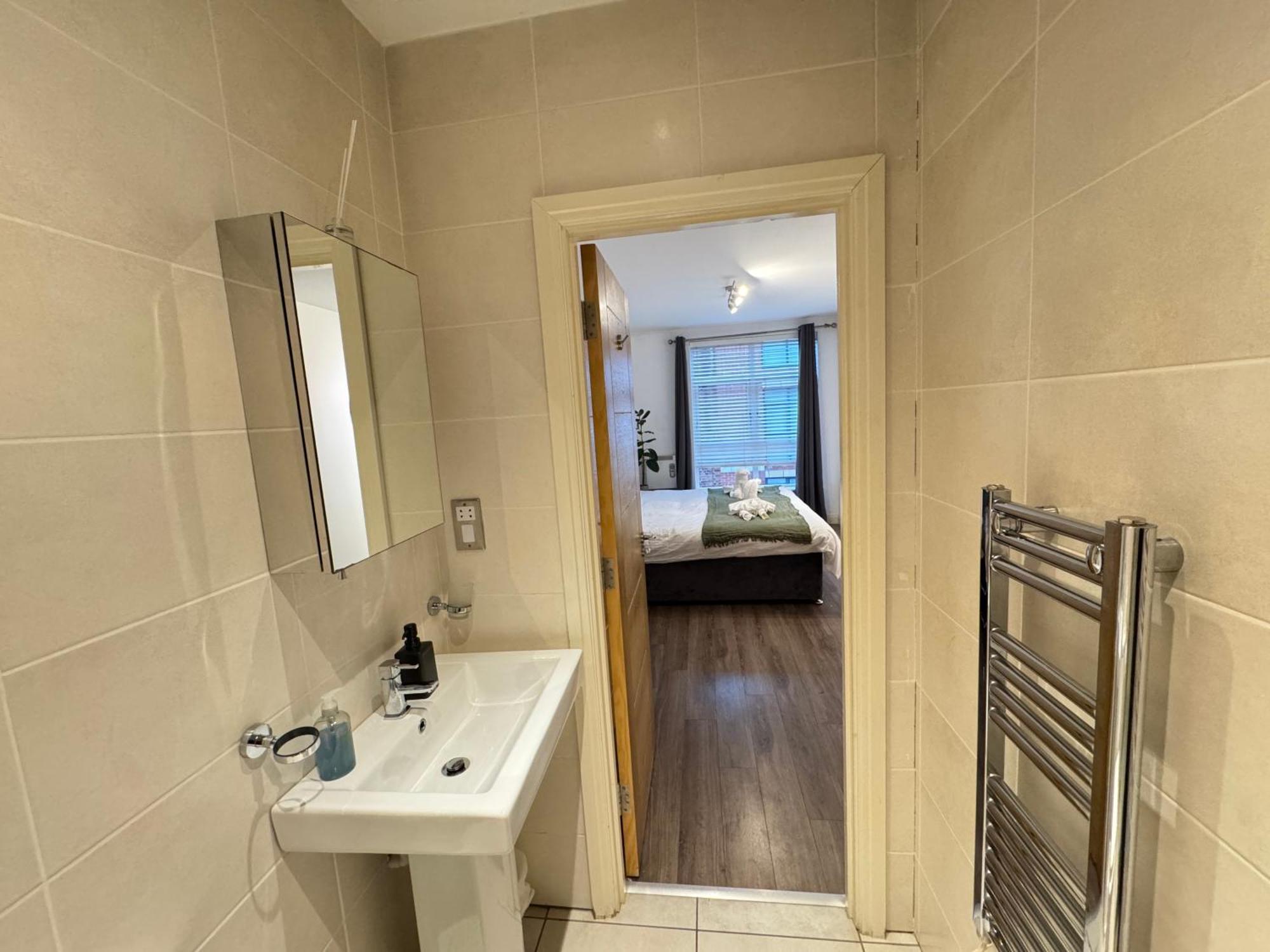 Modern Two Bedroom Centre - 2 Bathrooms - Sleeps 6 Guests - Free Underground Parking - Fast Speed Internet *