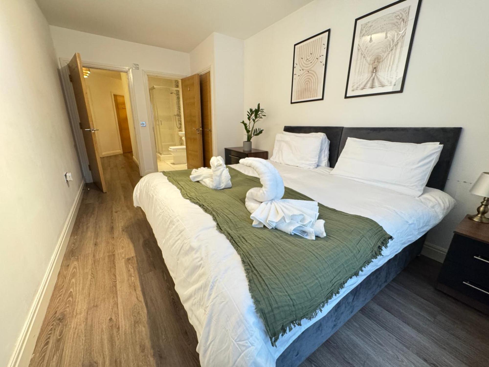 Apartment Modern Two Bedroom Centre - 2 Bathrooms - Sleeps 6 Guests - Free Underground Parking - Fast Speed Internet