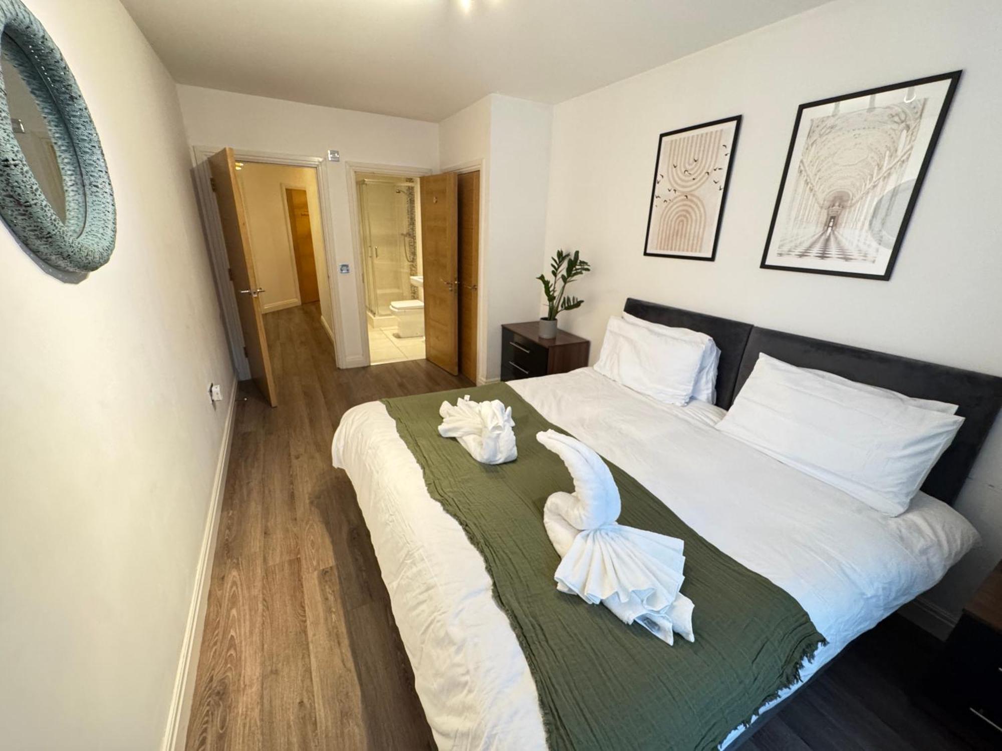 Modern Two Bedroom Centre - 2 Bathrooms - Sleeps 6 Guests - Free Underground Parking - Fast Speed Internet Apartment *