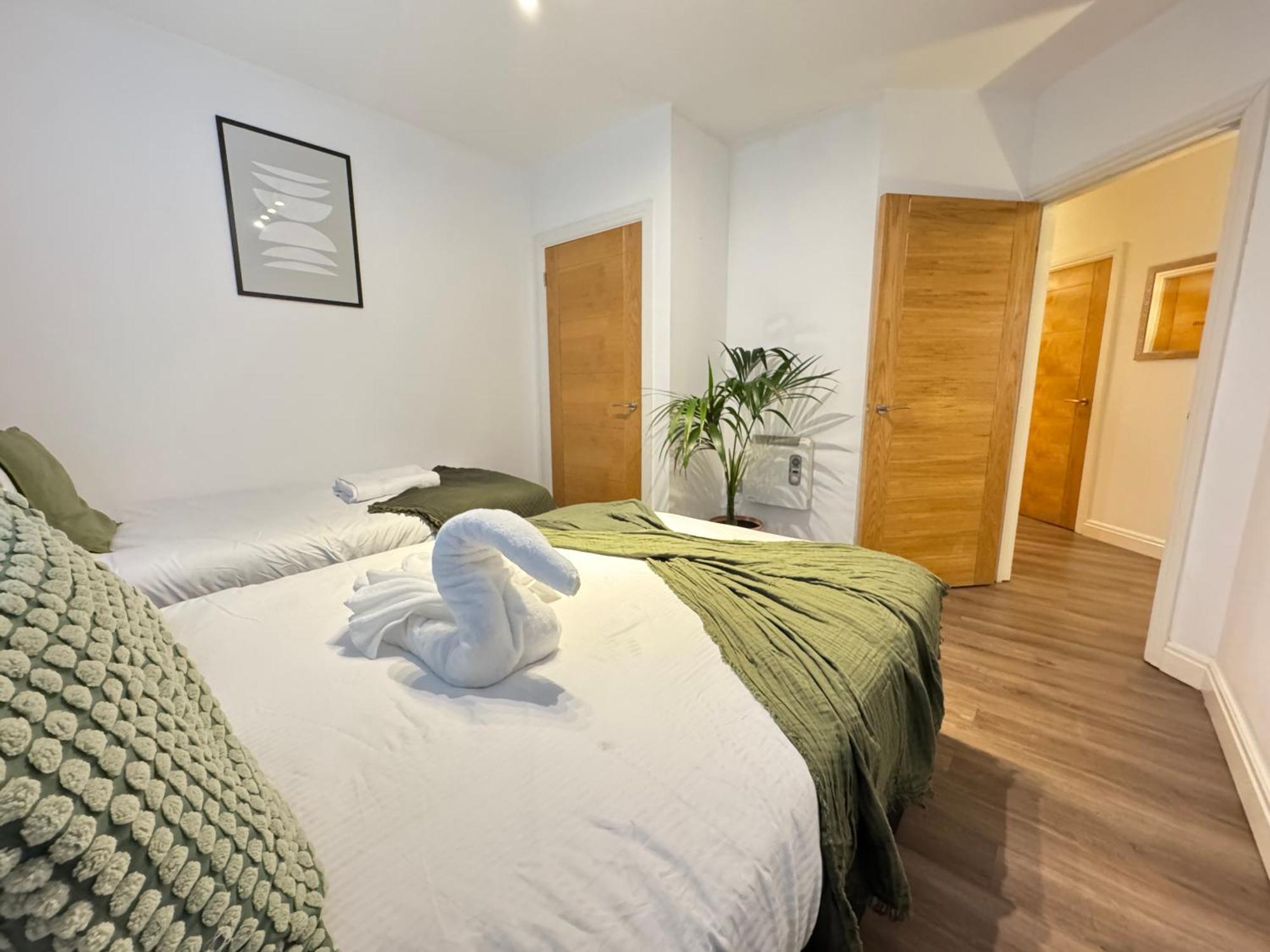 Modern Two Bedroom Centre - 2 Bathrooms - Sleeps 6 Guests - Free Underground Parking - Fast Speed Internet Apartment Birmingham