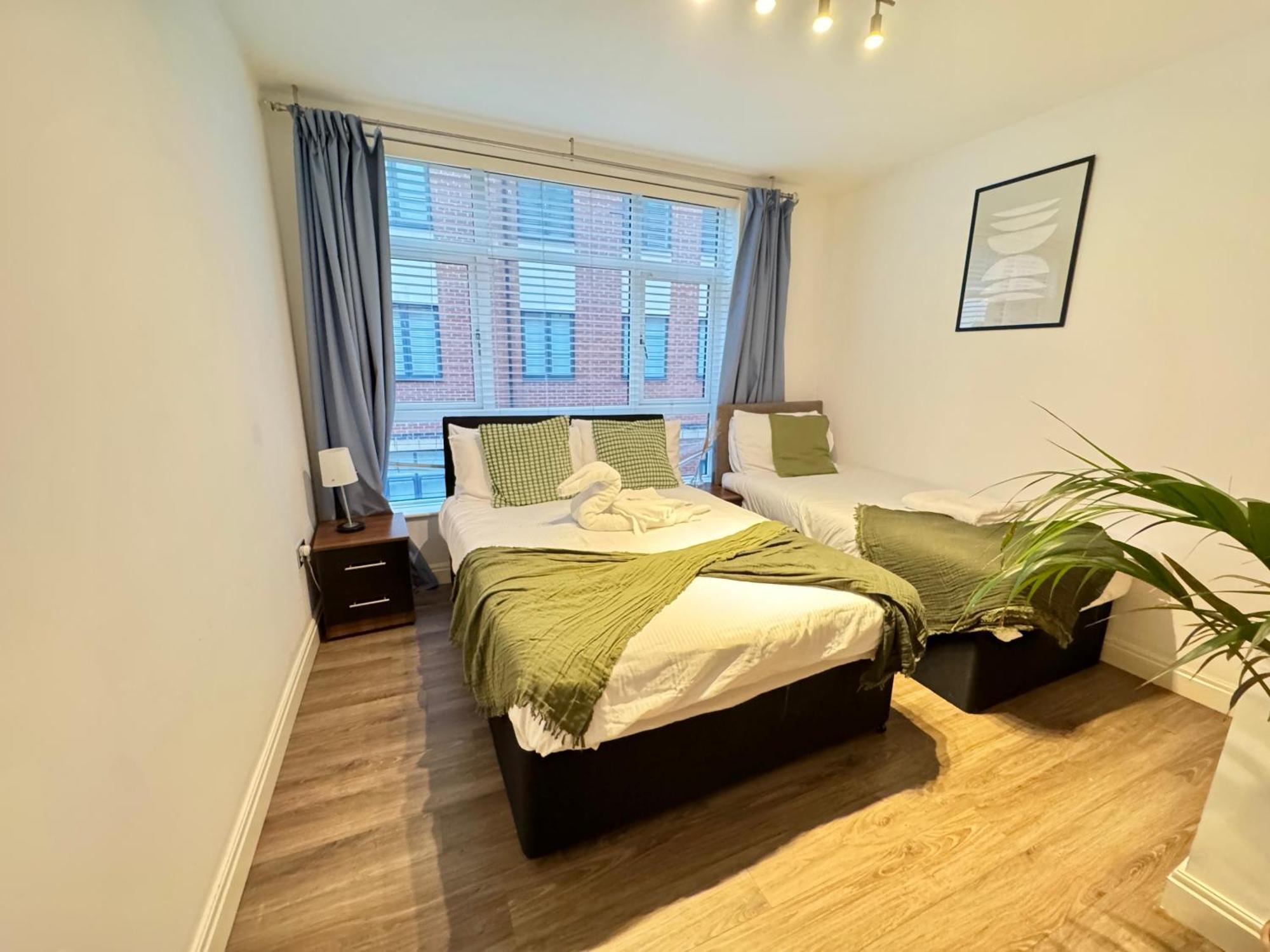 Modern Two Bedroom Centre - 2 Bathrooms - Sleeps 6 Guests - Free Underground Parking - Fast Speed Internet Apartment *